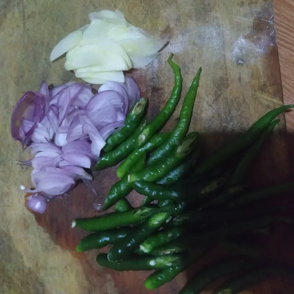 Iris bawang merah, bawang putih & cabai hijau.