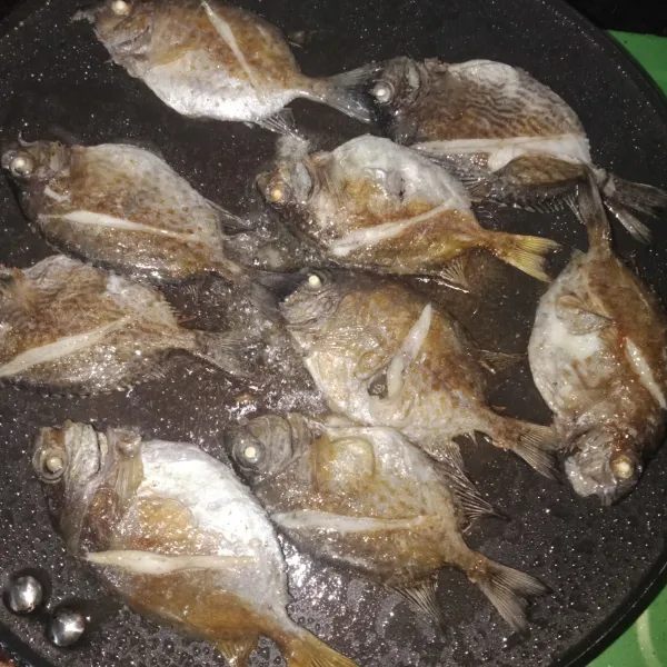 Siapkan ikan baronang yang sudah dicuci bersih lalu bakar sebentar di atas teflon agar ikan matang.