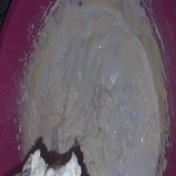 Ayak tepung tambahkan tepung dan mentega  sedikit demi sedikit bergantian