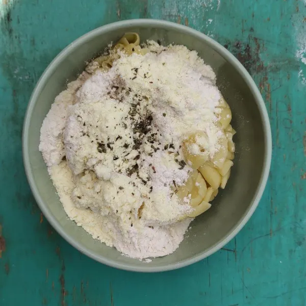 Campur kan makaroni dengan susu bubuk, terigu, sejumput garam, merica, oregano, dan parsley.