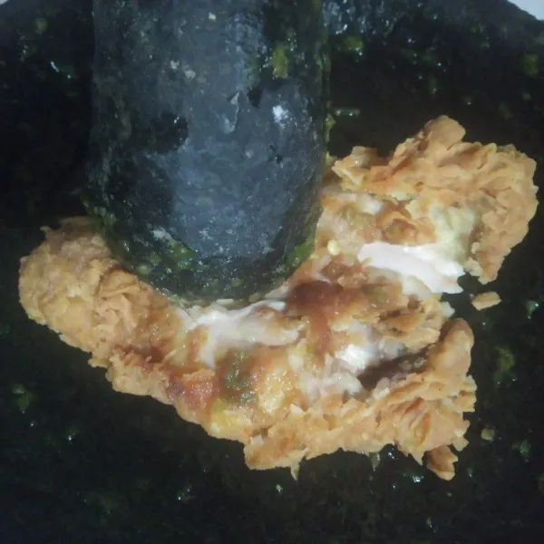 Geprek ayam dan lumuri dengan sambal.