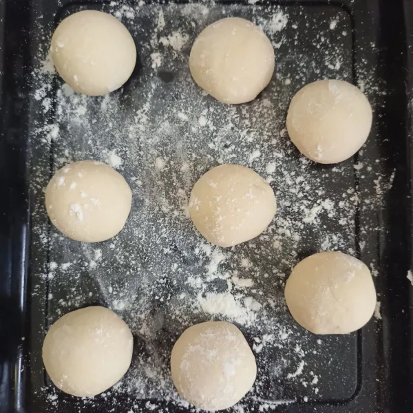 Uleni adonan hingga kalis, tetapi tekstur adonan harus soft dough, cirinya gluten pada adonan sudah terbentuk dan permukaan adonan sudah mulus, kemudian bagi adonan menjadi beberapa bulatan, tutup rapat, dan istirahatkan 20 menit.