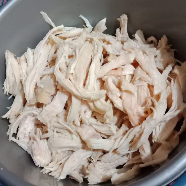 Bersihkan dada ayam dan rebus hingga matang, bilas kemudian suwir-suwir sesuai selera.