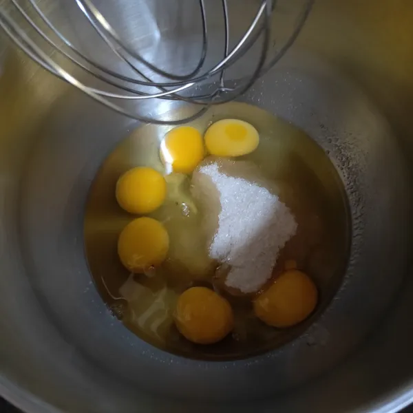 Campur telur, gula, vanili dan sp.