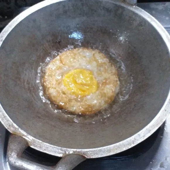 Ceplok telur, beri taburan sedikit garam.