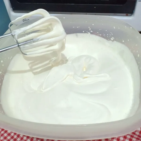 Mixer gula, telur dan sp hingga kental berjejak dengan kecepatan tinggi.