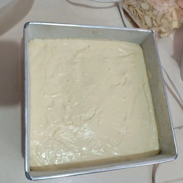 Tuang ke loyang (16x16) yang sudah diolesi margarin dan terigu tipis-tipis. Ratakan.