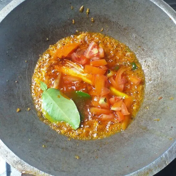 Masukkan tomat, daun salam, daun jeruk, dan serai. Masak sebentar hingga bumbu matang. Masukkan garam, gula, dan penyedap.