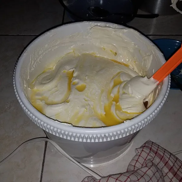 Masukkan margarin, aduk menggunakan spatula. Aduk hingga tercampur rata. Pastikan margarin tidak mengendap di bagian bawah.