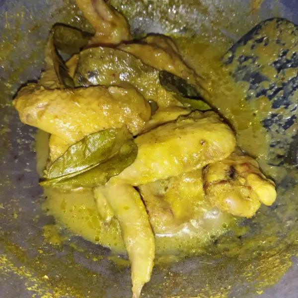 Masak hingga sayap ayam matang, dan air ungkepan sayap ayam masih tersisa (jangan sampai habis air ungkepan nya). Lalu kecilkan api, dan cicipi rasanya.