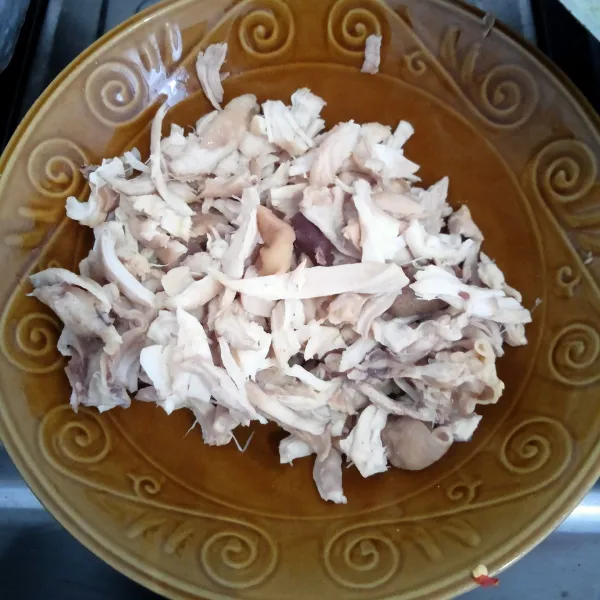Suwir ayam yang sudah direbus tadi untuk toppingnya