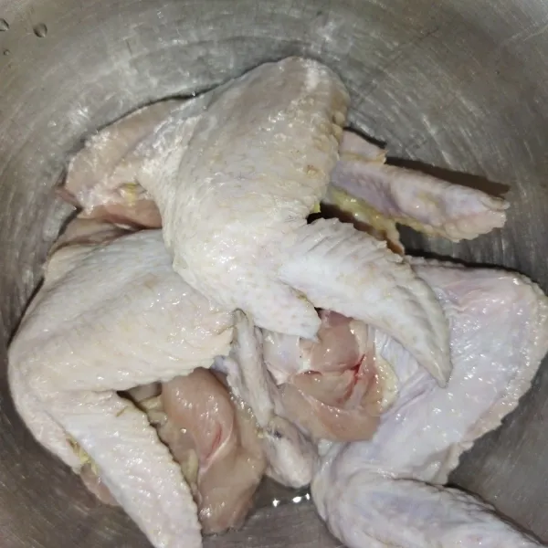 Siapkan sayap ayam yang sudah di cuci bersih.