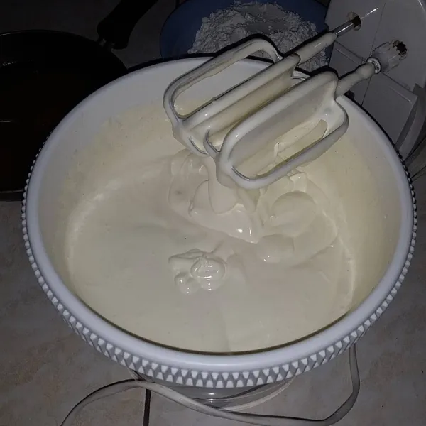 Mixer dengan kecepatan tinggi gula pasir, sp, vanili bubuk dan telur hingga mengembang. Masukkan tepung sambil di ayak. Mixer dengan kecepatan rendah hingga tercampur rata.