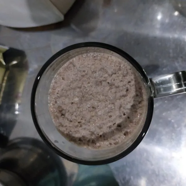 Tuang Oreo susu dalam gelas saji.