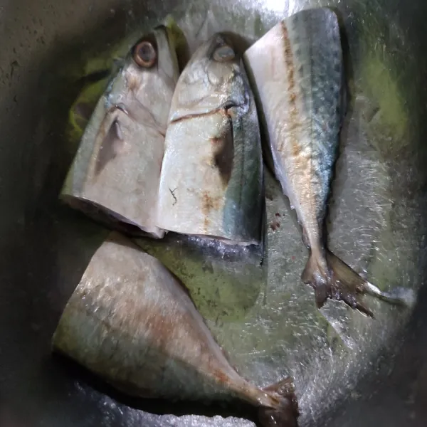Potong 2 ikan kembung, cuci bersih kemudian lumuri dengan bumbu marinasi. Diamkan selama 15 menit.