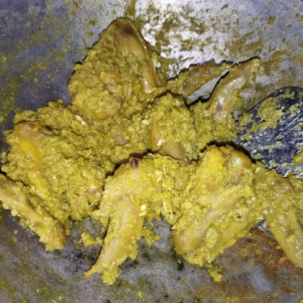 Masak sambil diaduk-aduk hingga airnya habis, lalu matikan api. Jika sudah dingin bisa di masukkan ke dalam wadah tertutup, untuk stok lauk makan.