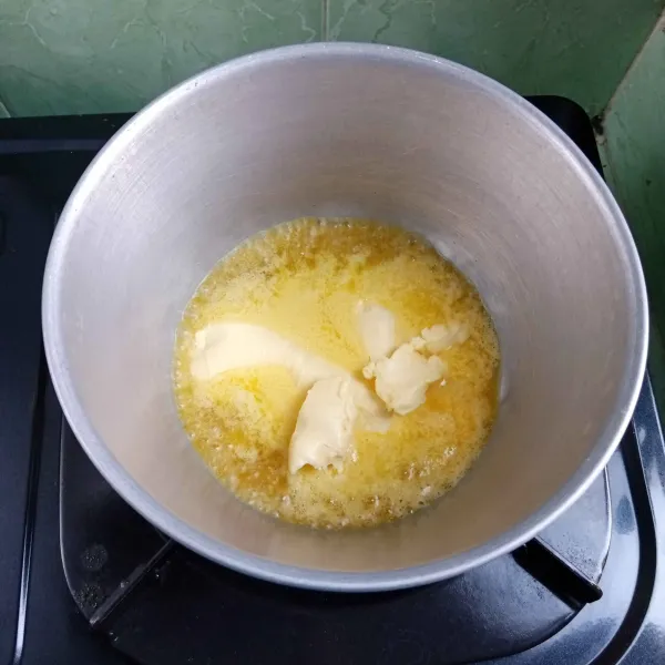 Panaskan margarin sampai mencair, lalu dinginkan.