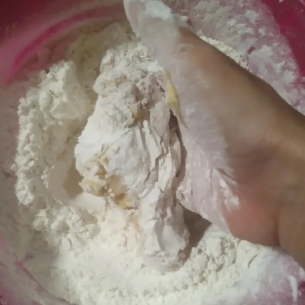 Masukkan ke campuran tepung, maizena dan baking powder.