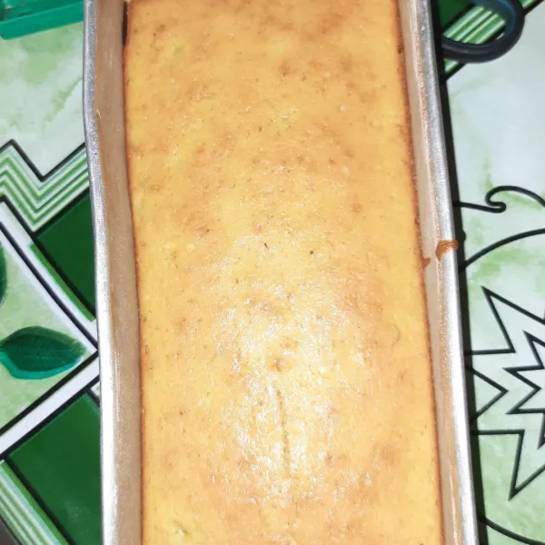 Keluarkan dari oven, sisir menggunakan spatula. Dinginkan ke cooling rack.