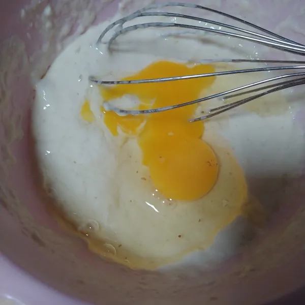 Masukkan telur dan kocok hingga merata.