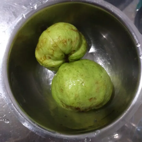 Cuci bersih jambu biji kristal.