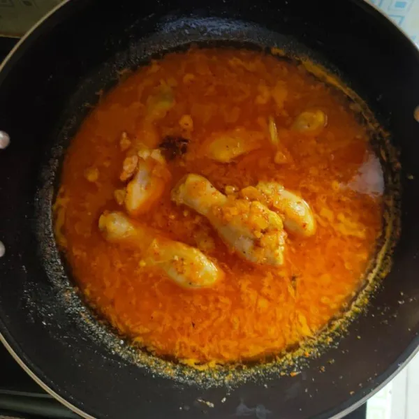 Masak hingga ayam empuk lalu koreksi rasanya.