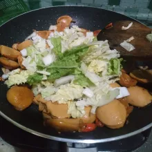 Masukkan sosis, aduk sebentar. Lalu tambahkan sawi putih, aduk hingga tercampur rata.