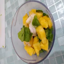 Campurkan sawi, nenas, air dan gula pasir. Blender hingga halus.