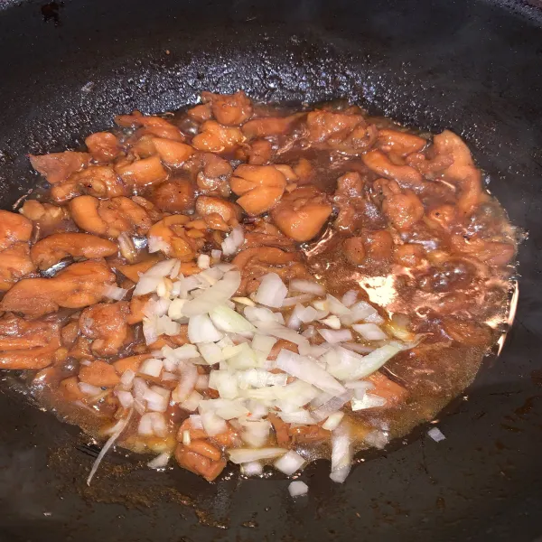 Masukkan bawang bombay.