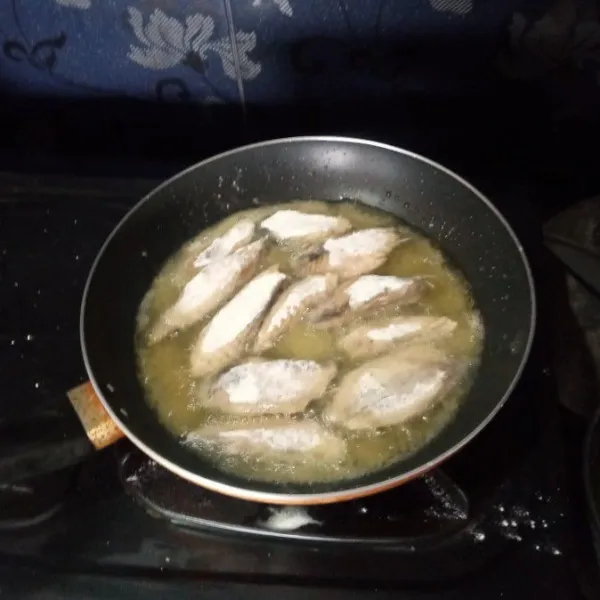 Panaskan minyak dengan api kecil, lalu goreng ikan tongkol setengah matang. Angkat dan tiriskan.
