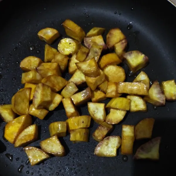 Masukkan ubi, aduk rata, masak selama 1-2 menit hingga ubi rata terbalut madu.