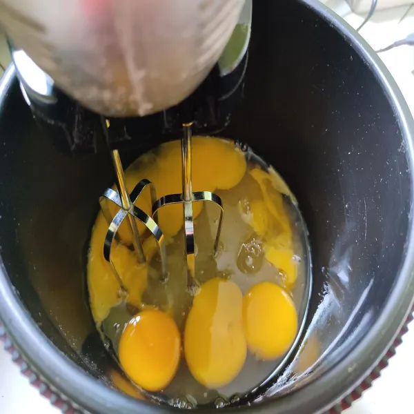 Kocok telur dan gula hingga putih kental dan mengembang dengan speed tinggi.