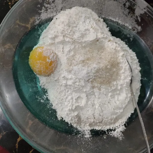 Siapkan susu panas diberi gula dan ragi instan, tunggu hingga berbusa. Lalu masukkan ke tepung dan telur aduk merata.