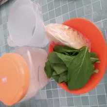 Siapkan bahan membuat jus sawi nanas.