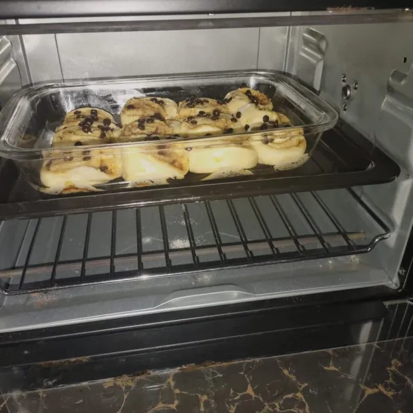 Tata di wadah anti panas beri topping chocochip diatasnya lalu panggang dengan api atas bawah suhu 180 derajat selama 20 menit.