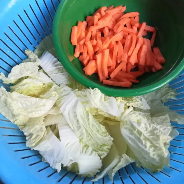 Potong-potong sawi putih dan wortel.