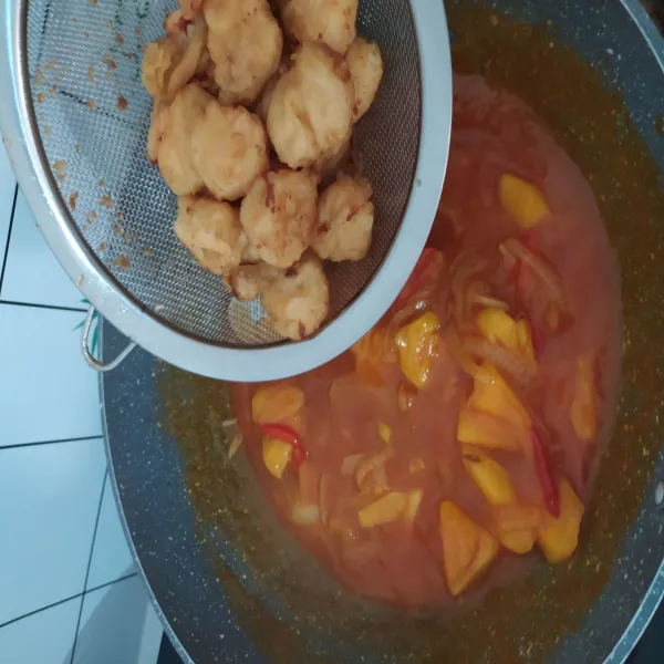 Masukkan udang, jika tidak mau dicampur. Bisa dipisah saat menyajikan udang asam manisnya.