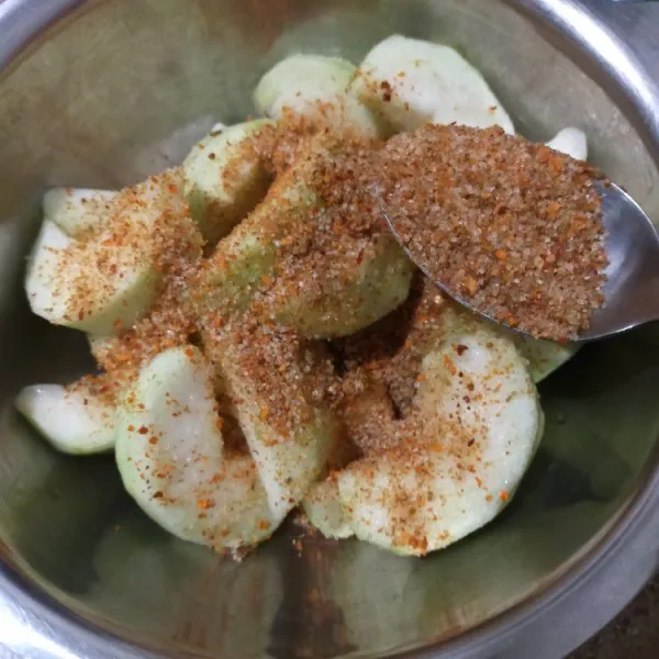 Campur jambu dengan bumbu sambal, lalu aduk rata.