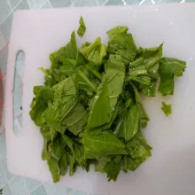 Potong-potong sawi, lalu cuci sampai bersih. Aku menggunakan daunnya saja. Sisihkan.