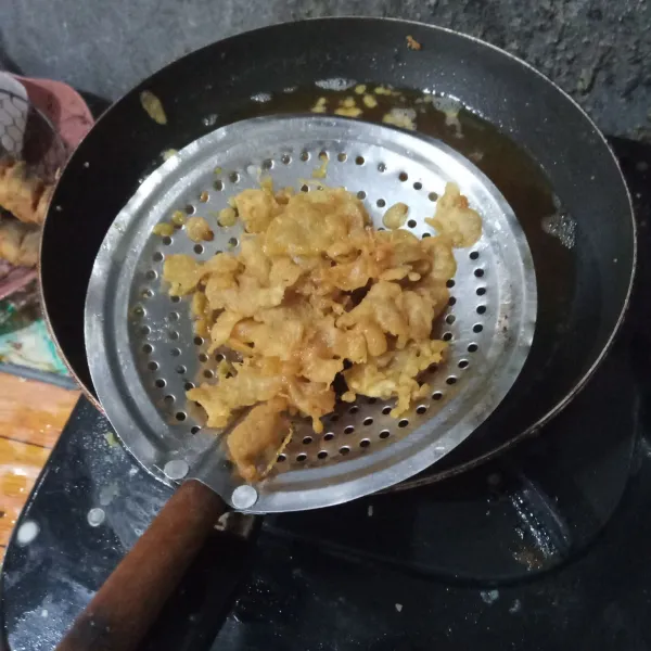 Goreng sisa tepung basah dengan cara dikucurkan menggunakan tangan. Biarkan hingga kering. Angkat dan tiriskan.