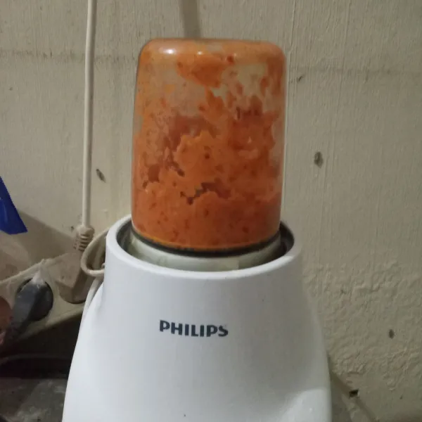 Blender semua bahan bumbu halus.