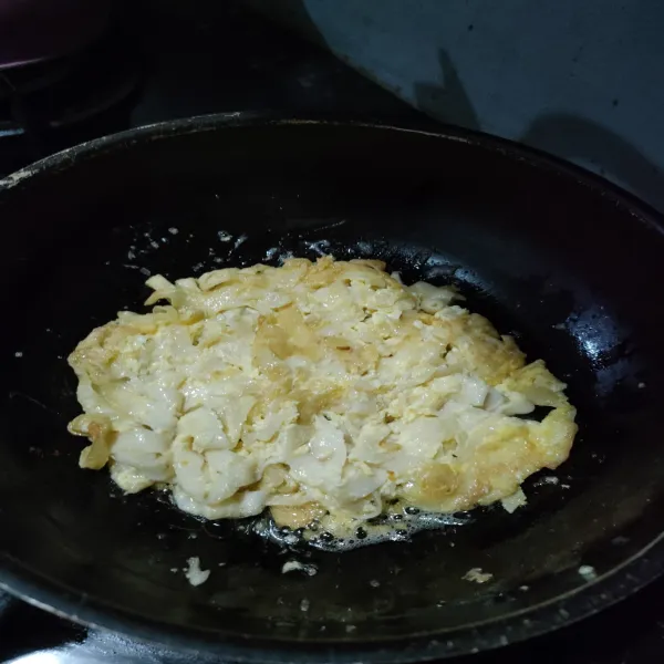 Goreng kwetiau telur tadi hingga matang dan sisihkan ke piring.