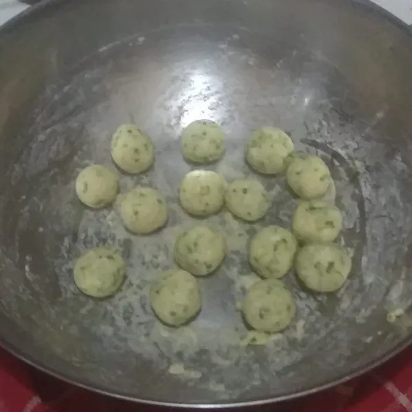 Bulatkan adonan kentang menjadi bentuk bola kecil.