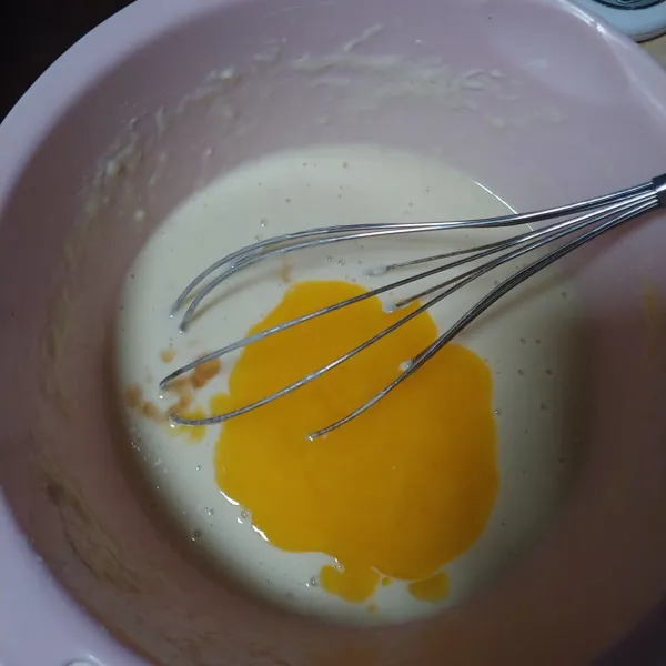 Lalu masukkan margarin leleh dan vanila extra, aduk hingga tercampur rata.