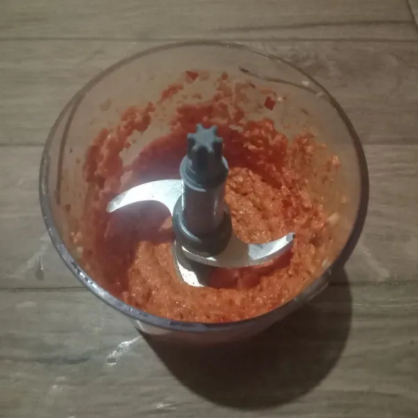 Blender semua bumbu yang dihaluskan hingga halus.