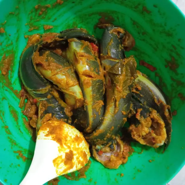 Setelah ikan lele dicuci bersih lumuri dengan air jeruk nipis, kemudian bilas kembali, campur dengan bumbu halus dan irisan belimbing wuluh, aduk hingga rata