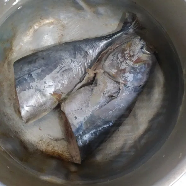 Cuci bersih ikan lumuri dengan jeruk nipis diamkan beberapa saat, lalu bilas dan rebus sampai empuk sisihkan.