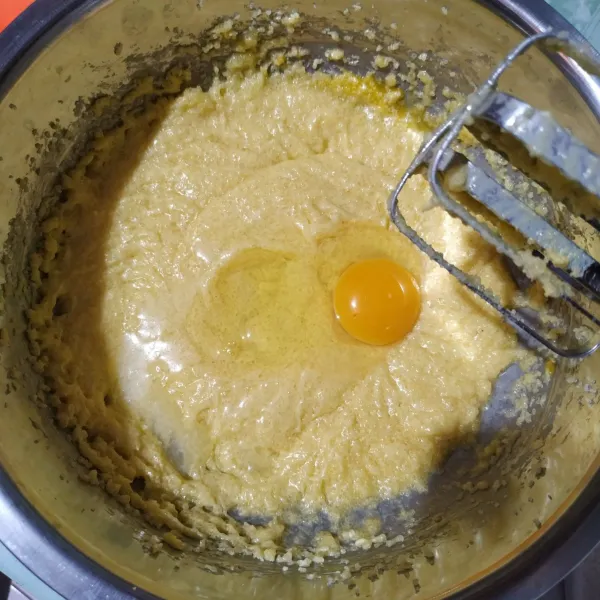 Kocok gula pasir dan margarin, kemudian masukkan telur satu persatu sampai gula hancur.