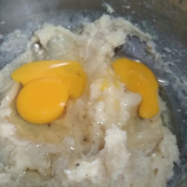 Setelah adonan dingin, tambahkan telur, aduk hingga rata.