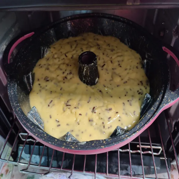 Salin ke loyang, lalu panggang di oven dengan suhu 160°C hingga matang (sesuaikan dengan oven masing-masing) .